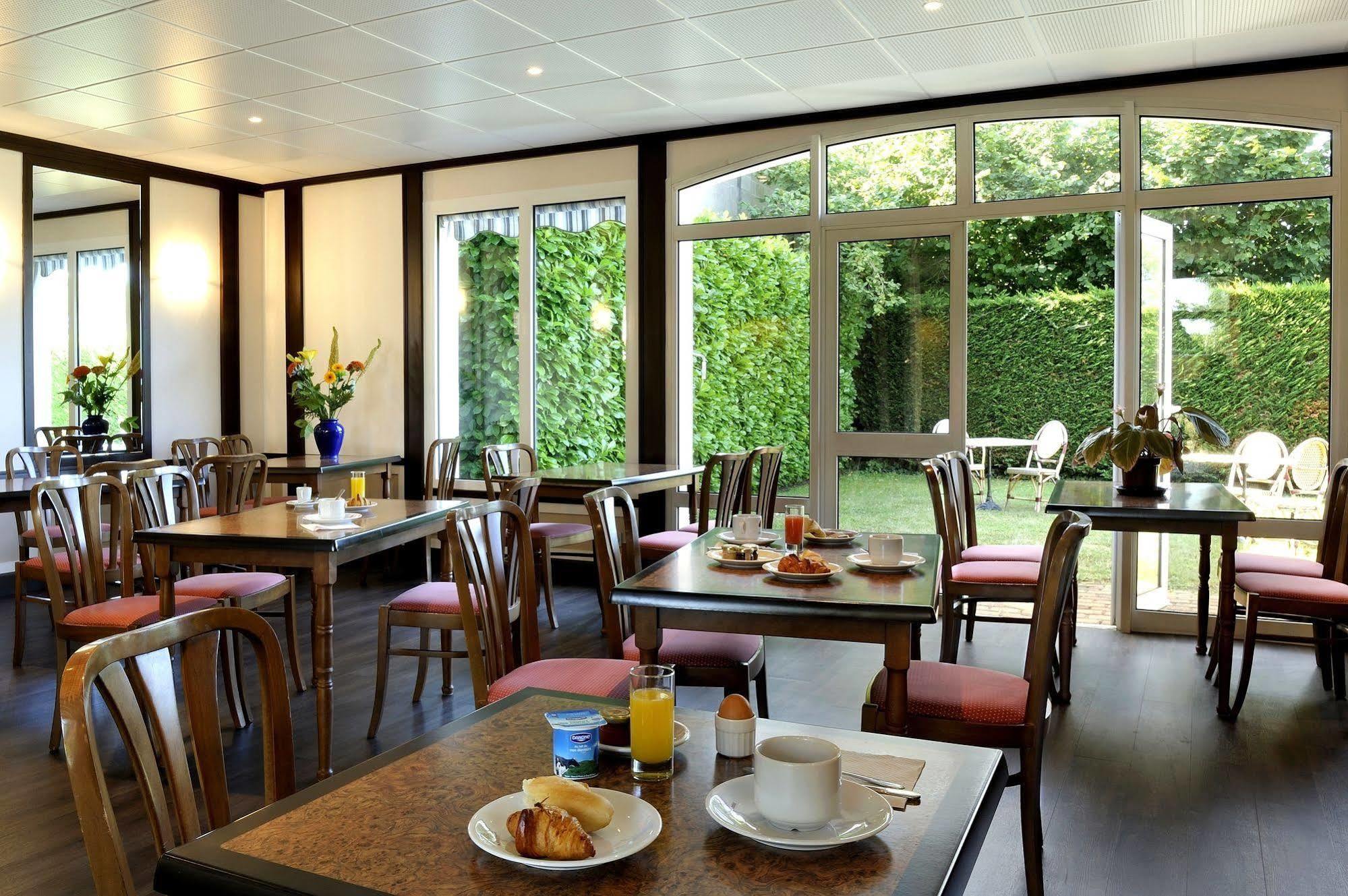 Logis Hotel Restaurant Du Labrador Saint-Benoît-sur-Loire Exterior foto
